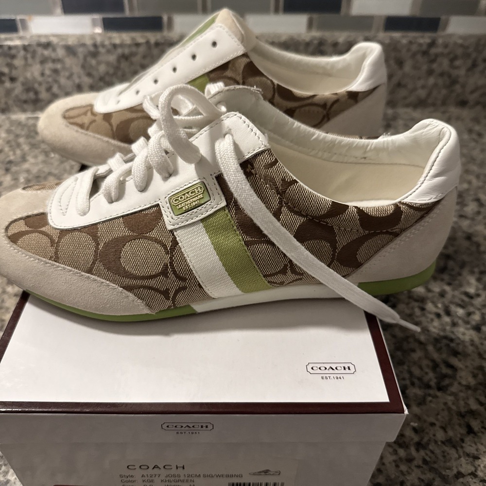 Coach - Picture 3 of 8